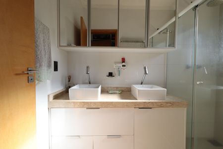 Casa de condomínio para alugar com 197m², 3 quartos e 3 vagasBanheiro da Suíte 3