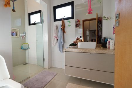 Casa de condomínio para alugar com 197m², 3 quartos e 3 vagasBanheiro da Suíte 1
