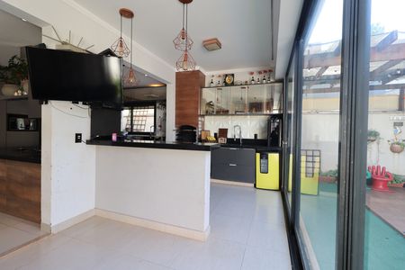 Casa de condomínio para alugar com 197m², 3 quartos e 3 vagasCozinha 