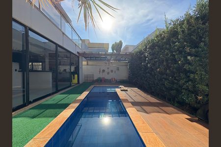 Casa de condomínio para alugar com 197m², 3 quartos e 3 vagas Casa de condomínio para alugar com 197m², 3 quartos e 3 vagasÁrea comum - Piscina
