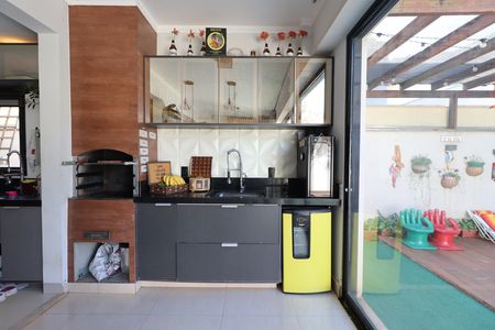 Casa de condomínio para alugar com 197m², 3 quartos e 3 vagasCozinha 