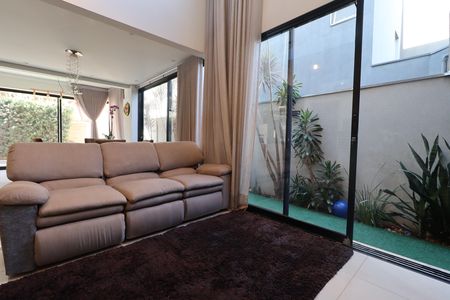 Casa de condomínio para alugar com 197m², 3 quartos e 3 vagasSala
