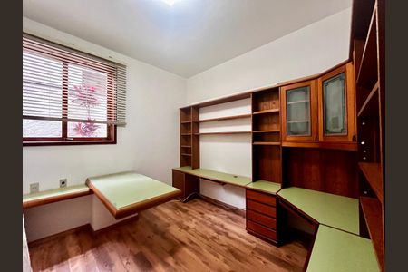 Casa à venda com 500m², 5 quartos e 10 vagas Casa à venda com 500m², 5 quartos e 10 vagasEscritório