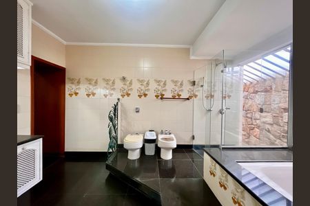 Casa à venda com 500m², 5 quartos e 10 vagas Casa à venda com 500m², 5 quartos e 10 vagasBanheiro da Suíte 6