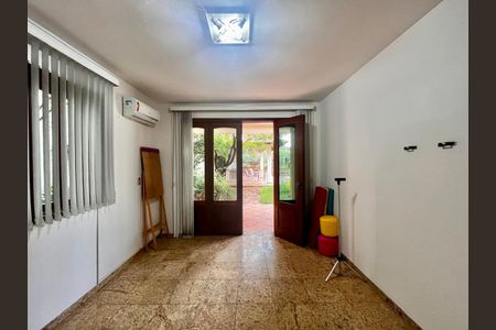 Casa à venda com 500m², 5 quartos e 10 vagas Casa à venda com 500m², 5 quartos e 10 vagasQuarto