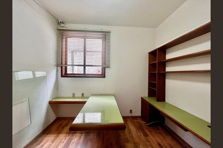 Casa à venda com 500m², 5 quartos e 10 vagas Casa à venda com 500m², 5 quartos e 10 vagasEscritório