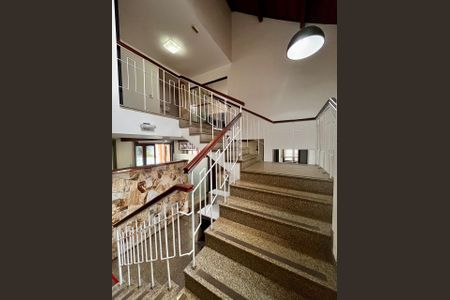 Casa à venda com 500m², 5 quartos e 10 vagas Casa à venda com 500m², 5 quartos e 10 vagasEscada