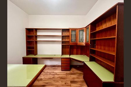 Casa à venda com 500m², 5 quartos e 10 vagas Casa à venda com 500m², 5 quartos e 10 vagasEscritório