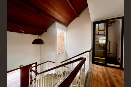 Casa à venda com 500m², 5 quartos e 10 vagas Casa à venda com 500m², 5 quartos e 10 vagasSotão