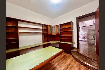 Casa à venda com 500m², 5 quartos e 10 vagas Casa à venda com 500m², 5 quartos e 10 vagasEscritório