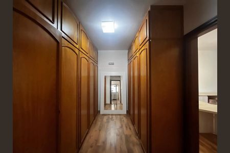 Casa à venda com 500m², 5 quartos e 10 vagas Casa à venda com 500m², 5 quartos e 10 vagasCloset da Suíte 6