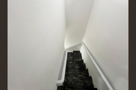 Casa de condomínio para alugar com 120m², 3 quartos e 2 vagasEscada para os Quartos