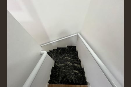 Casa de condomínio para alugar com 120m², 3 quartos e 2 vagasEscada para os Quartos