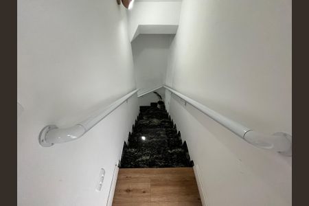 Casa de condomínio para alugar com 120m², 3 quartos e 2 vagasEscada para os Quartos