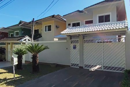 Casa de condomínio à venda com 198m², 3 quartos e 5 vagas Casa de condomínio à venda com 198m², 3 quartos e 5 vagasFachada