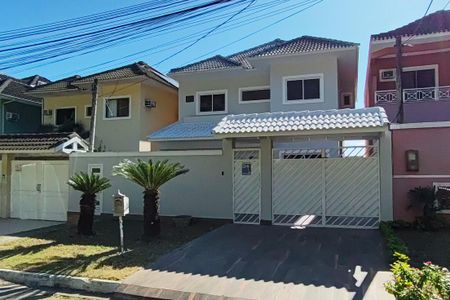 Casa de condomínio à venda com 198m², 3 quartos e 5 vagas Casa de condomínio à venda com 198m², 3 quartos e 5 vagasFachada