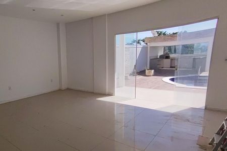 Casa de condomínio à venda com 198m², 3 quartos e 5 vagas Casa de condomínio à venda com 198m², 3 quartos e 5 vagasSala