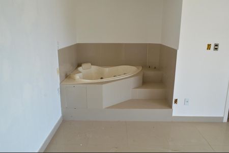 Casa de condomínio à venda com 198m², 3 quartos e 5 vagas Casa de condomínio à venda com 198m², 3 quartos e 5 vagasBanheiro da Suíte