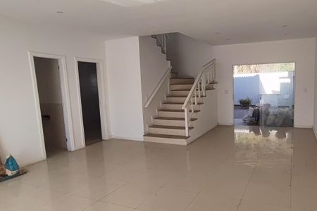 Casa de condomínio à venda com 198m², 3 quartos e 5 vagas Casa de condomínio à venda com 198m², 3 quartos e 5 vagasSala