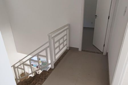 Casa de condomínio à venda com 198m², 3 quartos e 5 vagas Casa de condomínio à venda com 198m², 3 quartos e 5 vagasHall da escada