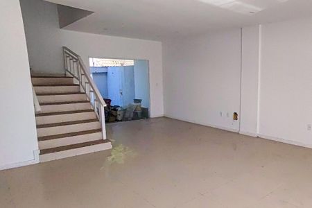 Casa de condomínio à venda com 198m², 3 quartos e 5 vagas Casa de condomínio à venda com 198m², 3 quartos e 5 vagasSala