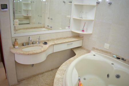 Casa de condomínio para alugar com 600m², 4 quartos e 10 vagasBanheira