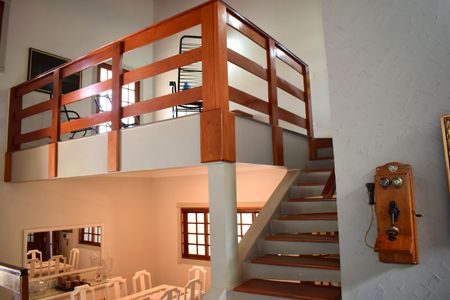 Casa de condomínio para alugar com 600m², 4 quartos e 10 vagasEscada