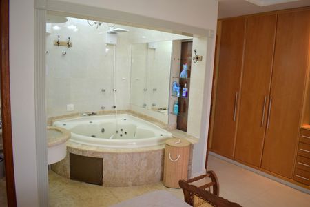 Casa de condomínio para alugar com 600m², 4 quartos e 10 vagasBanheira