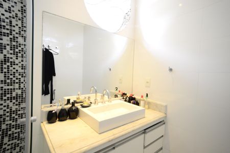 Casa à venda com 301m², 4 quartos e 3 vagasBanheiro Suíte 1