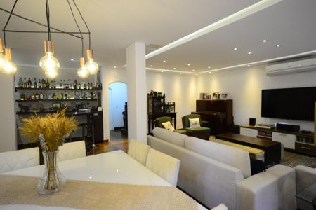 Casa à venda com 301m², 4 quartos e 3 vagasSala