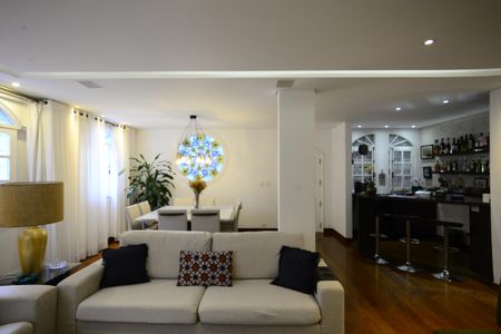 Casa à venda com 301m², 4 quartos e 3 vagasSala