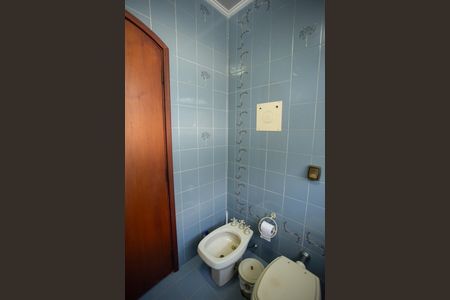 Casa à venda com 370m², 4 quartos e 6 vagasBanheiro da Suíte 2