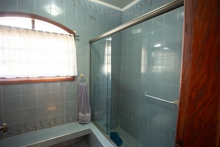 Casa à venda com 370m², 4 quartos e 6 vagasBanheiro da Suíte 2