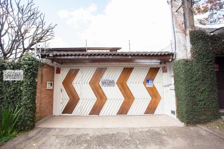 Casa à venda com 370m², 4 quartos e 6 vagasFachada + Plaquinha