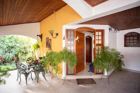 Casa à venda com 370m², 4 quartos e 6 vagasFrente