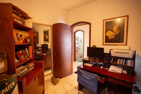 Casa à venda com 370m², 4 quartos e 6 vagasEscritório