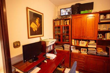 Casa à venda com 370m², 4 quartos e 6 vagasEscritório