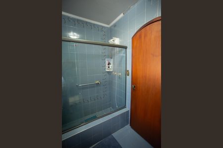 Casa à venda com 370m², 4 quartos e 6 vagasBanheiro da Suíte 2