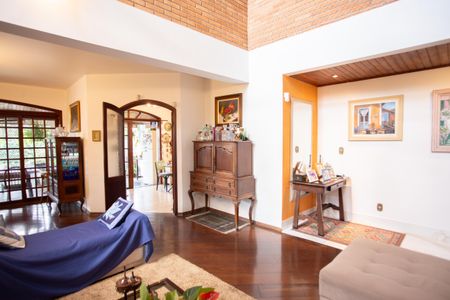 Casa à venda com 370m², 4 quartos e 6 vagasSala