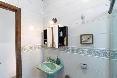 Casa à venda com 200m², 3 quartos e 2 vagasBanheiro social 
