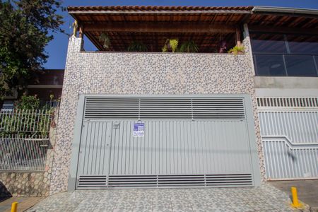 Casa para alugar com 117m², 3 quartos e 2 vagasFachada e Placa