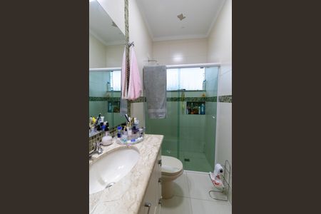 Casa à venda com 256m², 3 quartos e 4 vagas Casa à venda com 256m², 3 quartos e 4 vagasBanheiro da Suíte 2