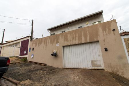 Casa à venda com 256m², 3 quartos e 4 vagas Casa à venda com 256m², 3 quartos e 4 vagasFachada