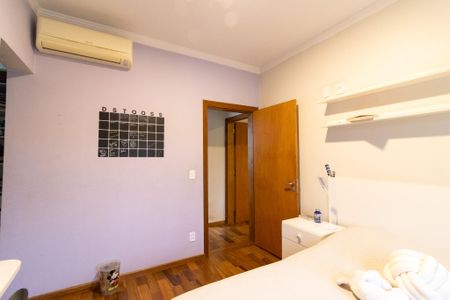 Casa à venda com 256m², 3 quartos e 4 vagas Casa à venda com 256m², 3 quartos e 4 vagasQuarto