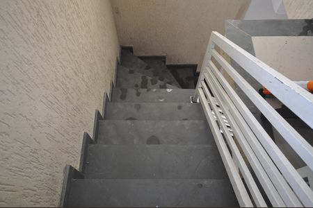 Casa à venda com 112m², 2 quartos e 3 vagasEscada de acesso a garagem 