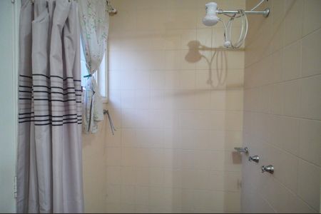 Casa para alugar com 445m², 5 quartos e 6 vagasBanheiro 3