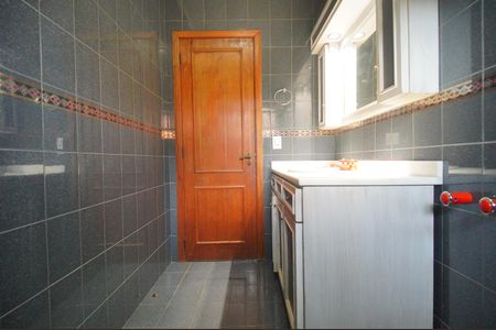 Casa para alugar com 445m², 5 quartos e 6 vagasBanheiro 2