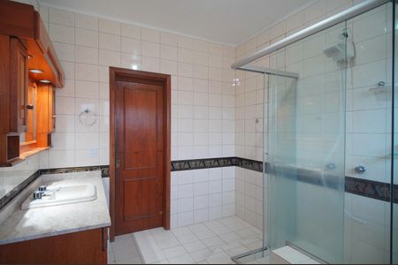 Casa para alugar com 445m², 5 quartos e 6 vagasBanheiro 1