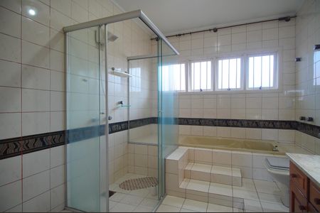 Casa para alugar com 445m², 5 quartos e 6 vagasBanheiro 1