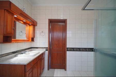 Casa para alugar com 445m², 5 quartos e 6 vagasBanheiro 1